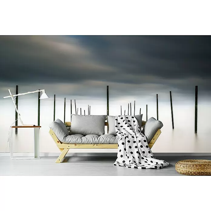 Papermoon Premium collection Fototapete Die Austernbar - B x H: 300 x 223 cm, Vlies - Holzfutonsofa mit hellgrauen Kissen und einer weißen Decke mit schwarzen Punkten in einer ruhigen Innenumgebung.
