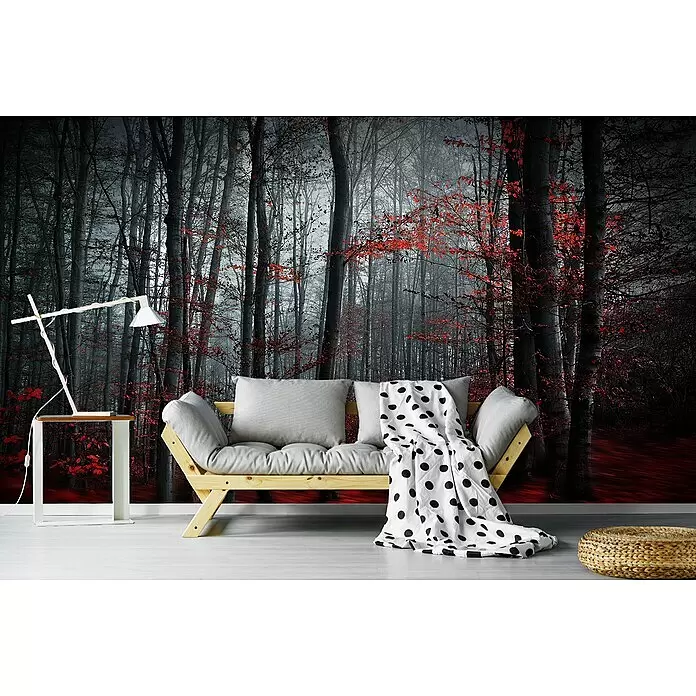 Papermoon Premium collection Fototapete Blutiger Forrest - B x H: 200 x 149 cm, Vlies - Holzsofa mit hellgrauen Kissen und weißer Polka-Dot-Decke in Wohnzimmerumgebung.