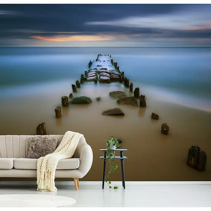 Papermoon Premium collection Fototapete Baltisch - B x H: 350 x 260 cm, Vlies - Fototapete mit einem Steg, der ins Meer führt, und die durch das Wohnzimmer hindurchzugehen scheint. Sie verleiht dem Raum eine ruhige Atmosphäre.