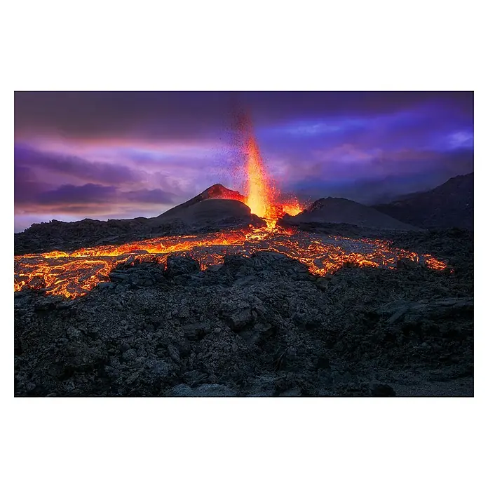 Papermoon Premium collection Fototapete Feuer blauer Stunde - B x H: 200 x 149 cm, Vlies - Ein atemberaubendes Foto eines Vulkanausbruchs mit glühender Lava, die einen dunklen Hang hinunterfließt, unter einem purpurnen Himmel.