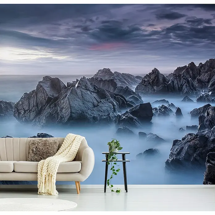 Papermoon Premium collection Fototapete Neblige Bergspitzen - B x H: 450 x 280 cm, Vlies - Eine stimmungsvolle Fototapete mit felsiger Küstenlandschaft, die Ruhe und Weite in den Raum bringt. Die Tapete verwandelt jeden Raum in eine inspirierende Oase.