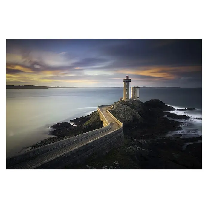 Papermoon Premium collection Fototapete Phare du petit minou - B x H: 400 x 260 cm, Vlies - Der Leuchtturm Petit Minou, verbunden durch einen Steindamm, ragt majestätisch in den Himmel und bietet einen sicheren Weg für Seefahrer.