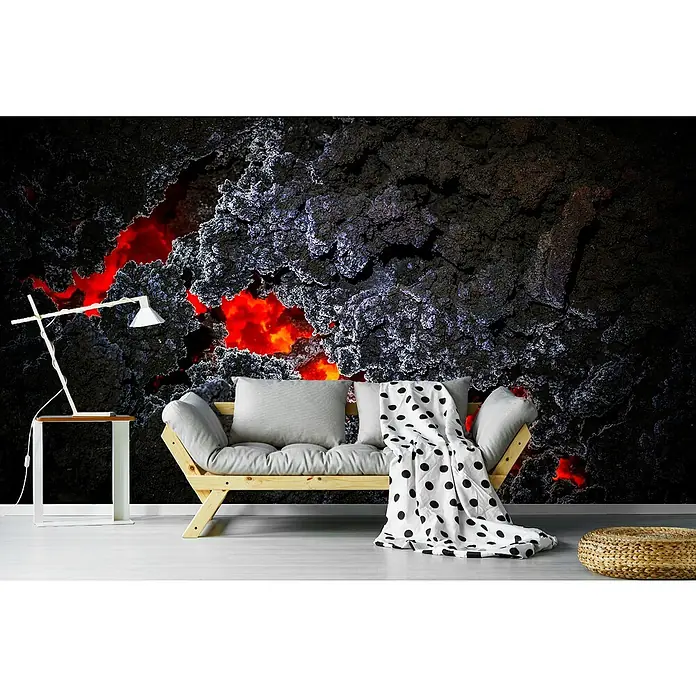 Papermoon Premium collection Fototapete Lava - B x H: 400 x 260 cm, Vlies - Einrichtungsidee mit modernem Sofa, Beistelltisch und Lampe vor einer Wandtapete mit Lava-Motiv, die dem Raum eine dynamische Atmosphäre verleiht.