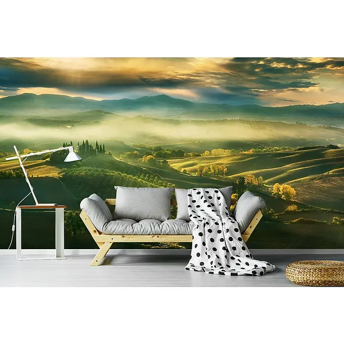 Papermoon Premium collection Fototapete Herbstausblick - B x H: 400 x 260 cm, Vlies - Ein gemütliches Wohnzimmer mit einer stilvollen Couch und einem malerischen Wandbild einer toskanischen Landschaft, das eine entspannende Atmosphäre schafft.