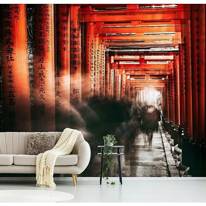 Papermoon Premium collection Fototapete Japan Fushimi Inari Taisha - B x H: 250 x 186 cm, Vlies - Eine Fototapete mit einem japanischen Torii-Torgang, roten Toren, schwarzen Schriftzeichen und verschwommenen Figuren, an einer Wohnzimmerwand.