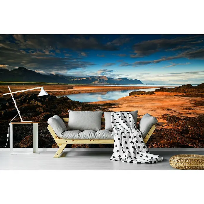 Papermoon Premium collection Fototapete Karge Seenlandschaft - B x H: 250 x 186 cm, Vlies - Wohnzimmer mit stilvoller Couch, Lampe und dekorativem Hocker vor einer beeindruckenden Landschaftstapete, die eine entspannte Atmosphäre schafft.