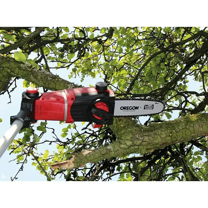 Einhell Power X-Change 18V Akku-Multifunktionswerkzeug GE-HC 18 Li T Kit - 18 V, Li-Ionen, 3 Ah, 1 Akku, Schnittlänge: 40 cm - Eine rote und schwarze Oregon Stangen-Kettensäge schneidet einen Baumast.