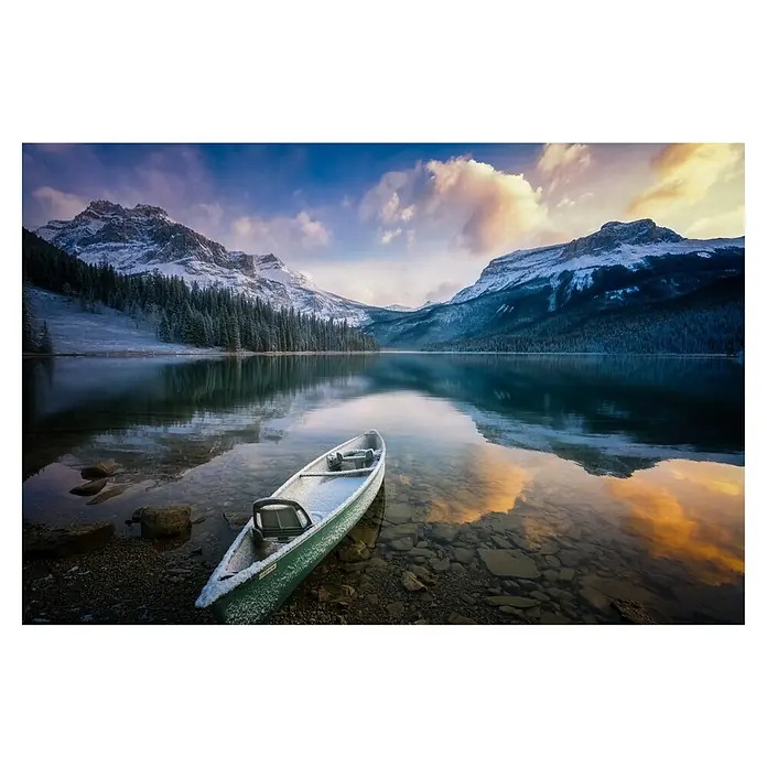 Papermoon Premium collection Fototapete Erster Frost am See - B x H: 250 x 186 cm, Vlies - Ruhige Szene eines Sees mit einem grünen Kanu im Vordergrund, umgeben von verschneiten Bergen und ruhigem Wasser.