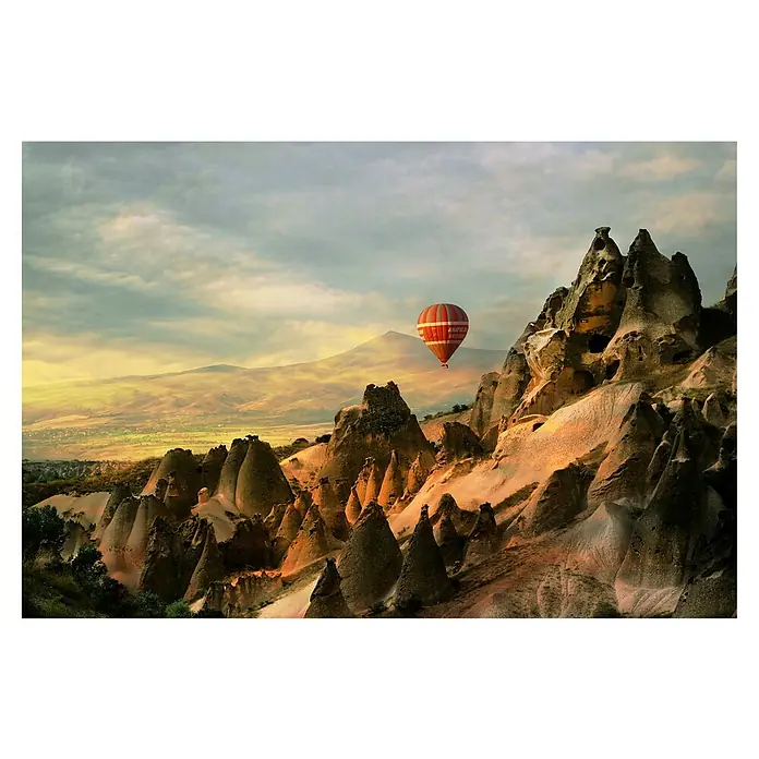 Papermoon Premium collection Fototapete Cappadocia - B x H: 500 x 280 cm, Vlies - Heißluftballon fliegt über Kappadokias berühmte Feenkamine. Die zerklüfteten, alten Hügel und das weite Tal verschmelzen in einem goldenen Farbton.