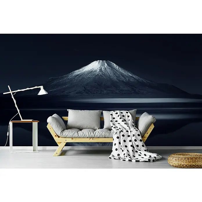 Papermoon Premium collection Fototapete Reflexion Mt. Fuji - B x H: 300 x 223 cm, Vlies - Ein gemütliches Wohnzimmer mit einer stilvollen Couch, einem Beistelltisch und einer beruhigenden Berglandschaft im Hintergrund. Die perfekte Wohlfühloase.