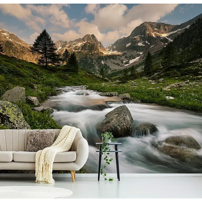 Papermoon Premium collection Fototapete Maritime Alpen Park - B x H: 200 x 149 cm, Vlies - Ein stilvolles Wohnzimmer mit einer Fototapete, die eine malerische Gebirgslandschaft mit einem fließenden Fluss zeigt.