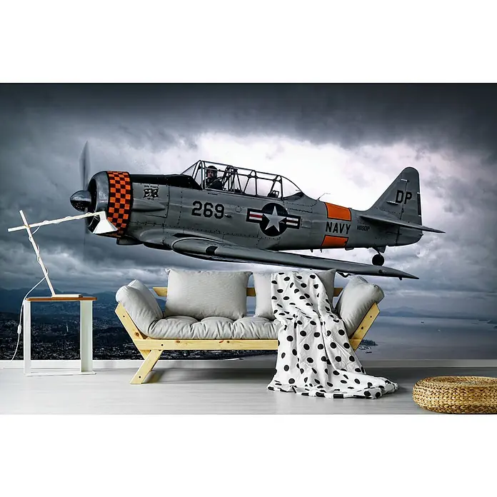 Papermoon Premium collection Fototapete Über unter - B x H: 350 x 260 cm, Vlies - Wandgemälde mit einem grauen Vintage-Flugzeug und einem Sofa, das eine entspannte Atmosphäre schafft und die Liebe zur Luftfahrt widerspiegelt.