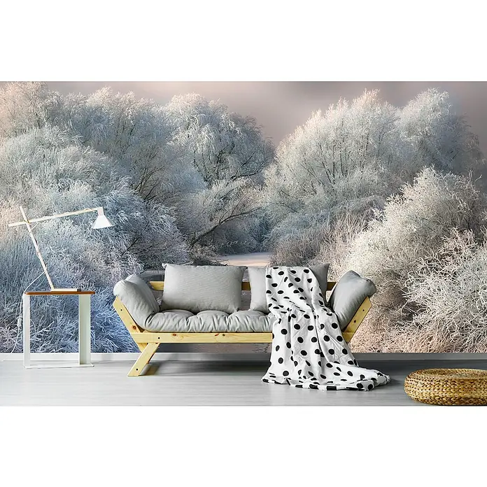 Papermoon Premium collection Fototapete Winterlied - B x H: 450 x 280 cm, Vlies - Einladende Wohndekoration mit einem stilvollen Sofa, einer dekorativen Lampe und einem gemütlichen Hocker vor einer beruhigenden Winterlandschaft.