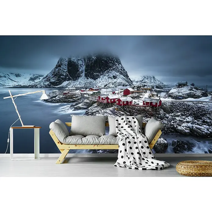Papermoon Premium collection Fototapete Lofoten Winter Nordlichter - B x H: 500 x 280 cm, Vlies - Einladende Wohnzimmergestaltung mit einer Fototapete, die eine Winterlandschaft zeigt und eine gemütliche Atmosphäre schafft.
