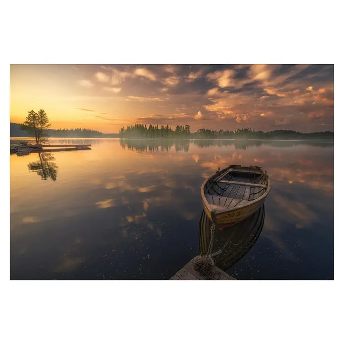 Papermoon Premium collection Fototapete Ziele - B x H: 350 x 260 cm, Vlies - Ruhige See-Szene bei Sonnenaufgang mit malerischem Boot und Steg im Vordergrund, die Ruhe und Schönheit der Natur widerspiegelnd.