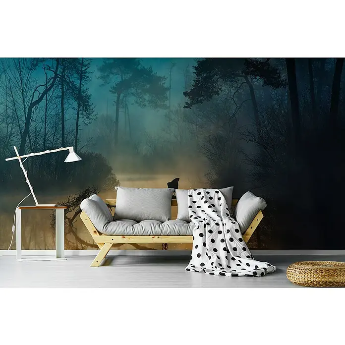 Papermoon Premium collection Fototapete Blaue Stunde - B x H: 300 x 223 cm, Vlies - Ein gemütliches Zimmer mit einem hellen Holzsofa und einer schwarz-weiß gepunkteten Decke vor einer Waldtapete. Die Lampe leuchtet daneben.