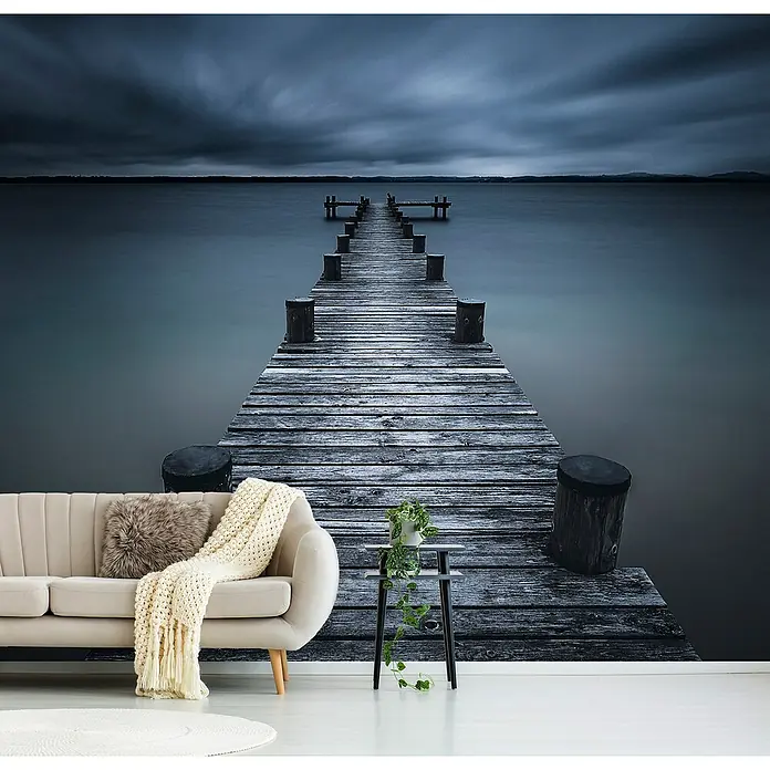 Papermoon Premium collection Fototapete Steg ins Meer - B x H: 250 x 186 cm, Vlies - Das Wandbild zeigt eine lange, hölzerne Seebrücke unter einem düsteren Himmel, perfekt für moderne Wohnräume.