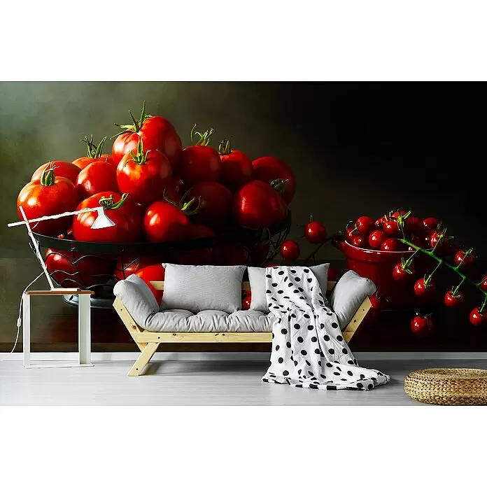 Papermoon Premium collection Fototapete Zu Viele Tomaten - B x H: 250 x 186 cm, Vlies - Ein kleines Holzsofa mit hellgrauen Kissen und einer gepunkteten Decke, vor einer leuchtenden Tomaten-Wandmalerei in einem Raum.