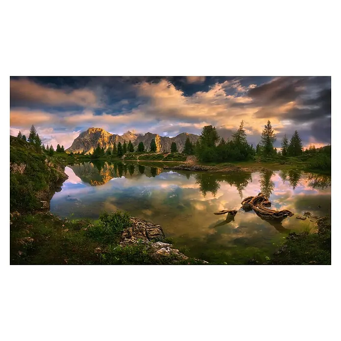 Papermoon Premium collection Fototapete Limiden - B x H: 300 x 223 cm, Vlies - Malerische Landschaft mit Bergsee und Spiegelung der Berge und des Himmels. Friedliche Naturlandschaft für Ruhe und Entspannung.