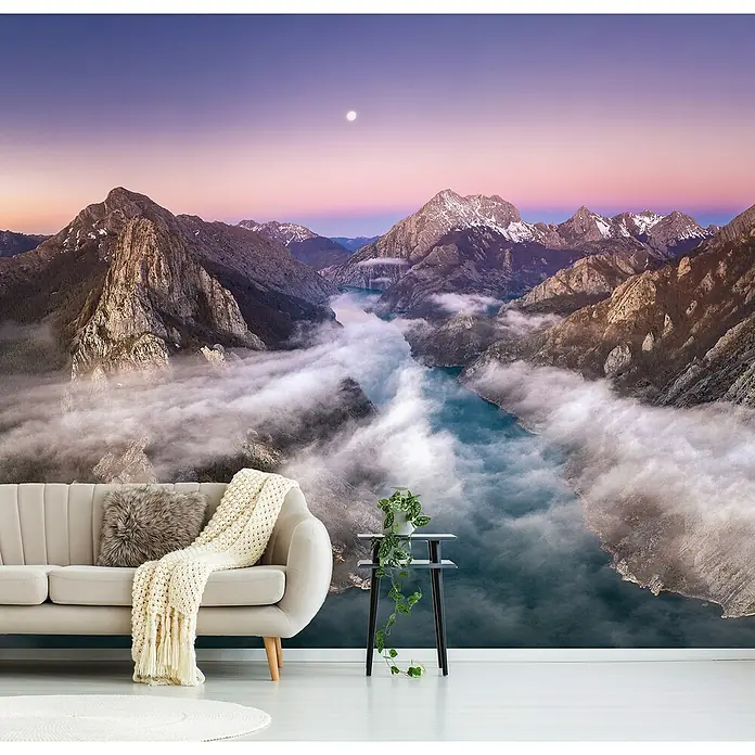 Papermoon Premium collection Fototapete Von der Erde zum Mond - B x H: 400 x 260 cm, Vlies - Wandbild mit einer Berglandschaft mit See und Wolkennebel, das eine ruhige Atmosphäre schafft. Ideal für Wohnzimmer oder Schlafzimmer.