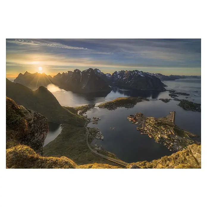 Papermoon Premium collection Fototapete Magischer Moment - B x H: 450 x 280 cm, Vlies - Panoramablick auf die Lofoten-Inseln bei Sonnenaufgang, mit malerischen Bergen und Küstenorten, die im goldenen Licht erstrahlen.