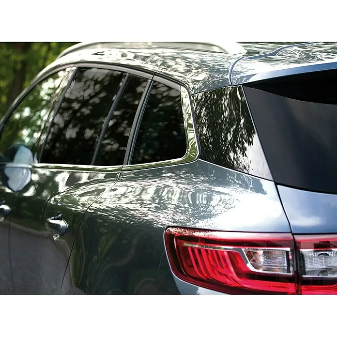 Formula Tönungsfolie Super Kombi 5% - Geeignet für: Heck-/Seitenscheiben, Schwarz, L x B: 0,51 x 2,5 m - Nahaufnahme der Heckpartie eines grauen Autos, das elegante Designmerkmale wie die Rückleuchten hervorhebt.