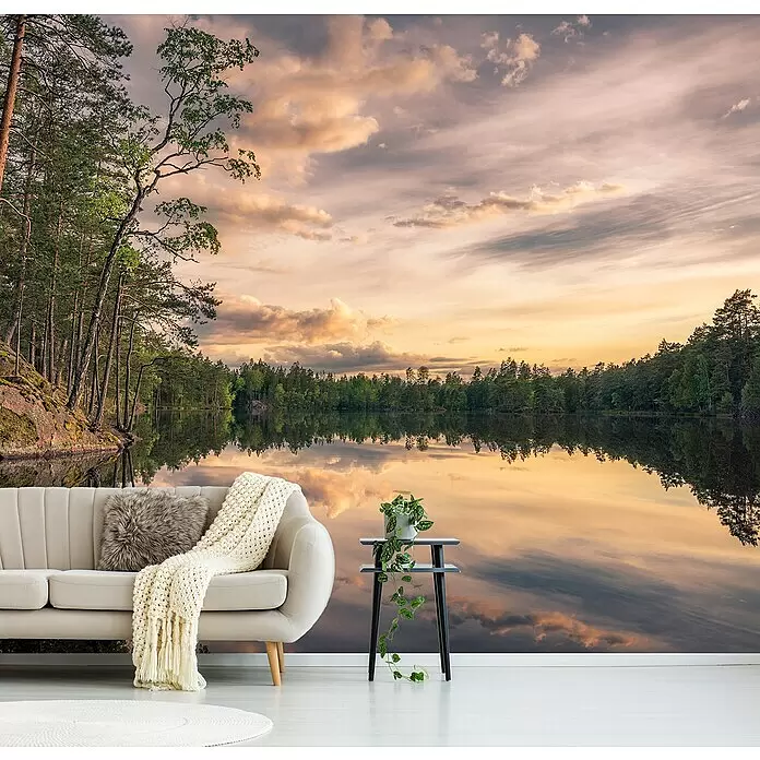Papermoon Premium collection Fototapete Schweden - B x H: 350 x 260 cm, Vlies - Großes Wandbild eines ruhigen Sees mit Wald und einem lebhaften Sonnenuntergangshimmel, der sich im Wasser spiegelt.