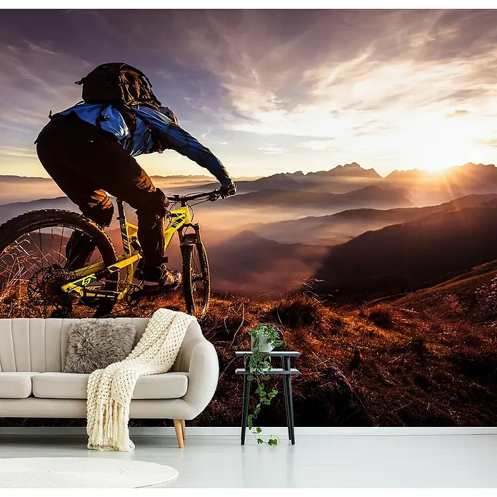Papermoon Premium collection Fototapete Sunset Trail Ride - B x H: 350 x 260 cm, Vlies - Wandbild mit einem Mountainbiker in den Bergen. Ideal für ein modernes Wohnzimmer und um eine abenteuerliche Atmosphäre zu schaffen.
