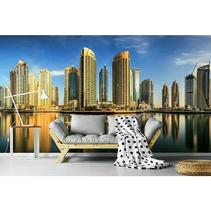Papermoon Premium collection Fototapete Panorama Dubai Marina - B x H: 250 x 186 cm, Vlies - Fototapete mit Skyline und Holzsofa mit Kissen und gepunkteter Decke, schafft eine moderne und gemütliche Atmosphäre im Raum.