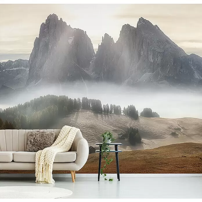 Papermoon Premium collection Fototapete Neblige Berge - B x H: 200 x 149 cm, Vlies - Wandtapete mit einer ruhigen Berglandschaft, Nebel und Bäumen, die ein Wohnzimmer hinter einem hellen Sofa schmückt.