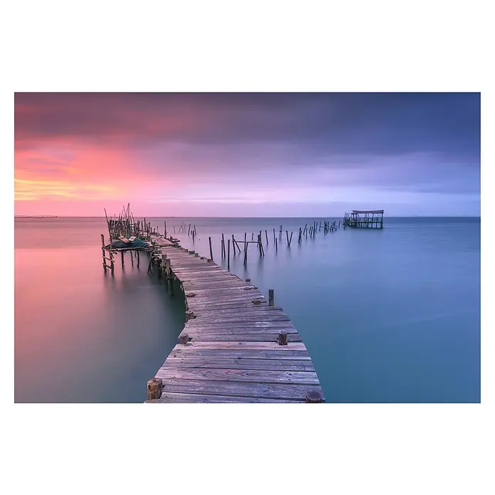 Papermoon Premium collection Fototapete Carrasqueira - B x H: 500 x 280 cm, Vlies - Malerische Aussicht auf einen langen Holzsteg, der ins ruhige Meer führt, bei einem farbenprächtigen Sonnenuntergang.