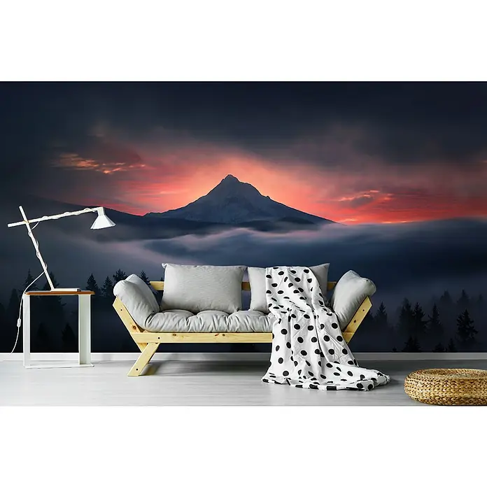 Papermoon Premium collection Fototapete Durch das Fenster - B x H: 350 x 260 cm, Vlies - Wandbild mit Bergmotiv, das eine friedliche und natürliche Atmosphäre schafft. Das Sofa lädt zum Entspannen ein.