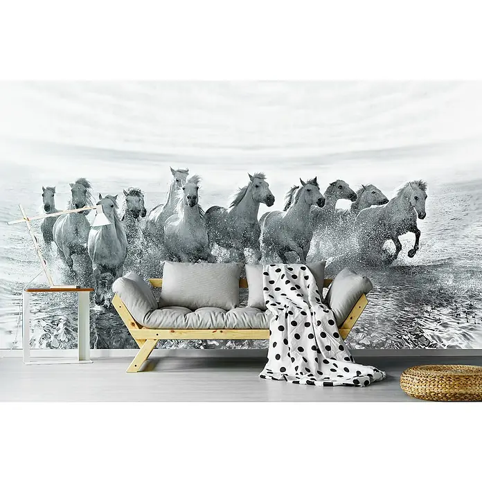 Papermoon Premium collection Fototapete Täuschung Macht - B x H: 250 x 186 cm, Vlies - Eine stilvolle Innenaufnahme mit einem auffälligen Pferde-Wandbild, das dem Raum einen Hauch von Wildheit verleiht, ergänzt durch ein modernes Sofa.