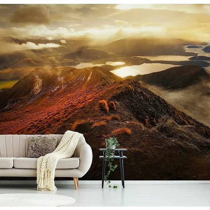 Papermoon Premium collection Fototapete Roy's Peak - B x H: 350 x 260 cm, Vlies - Dramatische Berglandschafts-Wandtapete mit Seen und Sonnenstrahlen hinter beigem Sofa und Beistelltisch.