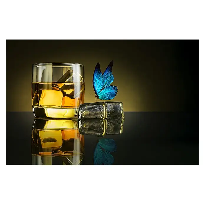 Papermoon Premium collection Fototapete Schmetterling und Whisky on Ice - B x H: 350 x 260 cm, Vlies - Glas Whisky auf Eis mit Schmetterling. Ein stillvolles Getränk mit einem Hauch von Natur und Eleganz für Kenner edler Spirituosen.