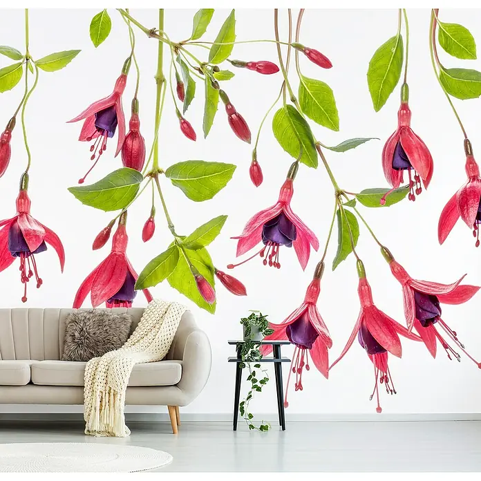 Papermoon Premium collection Fototapete Fuchsie - B x H: 200 x 149 cm, Vlies - Einladendes Wohnzimmer mit beigem Sofa, flauschigem Kissen und floralem Wandbild, das dem Raum eine natürliche und ruhige Atmosphäre verleiht.