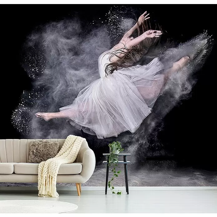 Papermoon Premium collection Fototapete Wolkentänzerin - B x H: 250 x 186 cm, Vlies - Dynamische Wandtapete: Tänzerin in weißem Puder, schmückt Wohnzimmerwand hinter beige Sofa.
