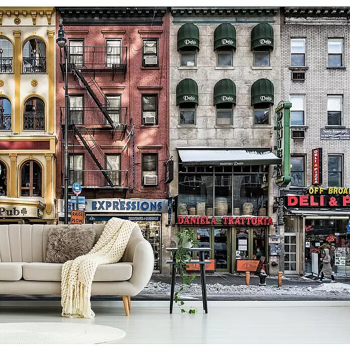 Papermoon Premium collection Fototapete Ein kalter Tag in NY - B x H: 400 x 260 cm, Vlies - Helles, beiges Sofa mit Fellkissen und Strickdecke, neben einem schwarzen Beistelltisch mit Pflanze, vor Stadtstraßen-Wandbild.