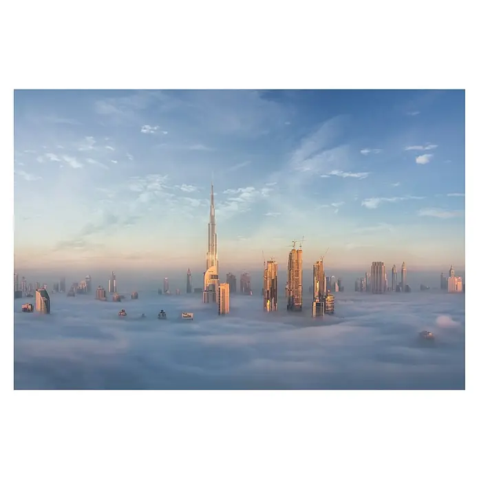 Papermoon Premium collection Fototapete Im Nebel sinken - B x H: 250 x 186 cm, Vlies - Das atemberaubende Bild zeigt die Skyline von Dubai, die aus einer dichten Nebeldecke emporragt, mit dem ikonischen Burj Khalifa als Mittelpunkt.