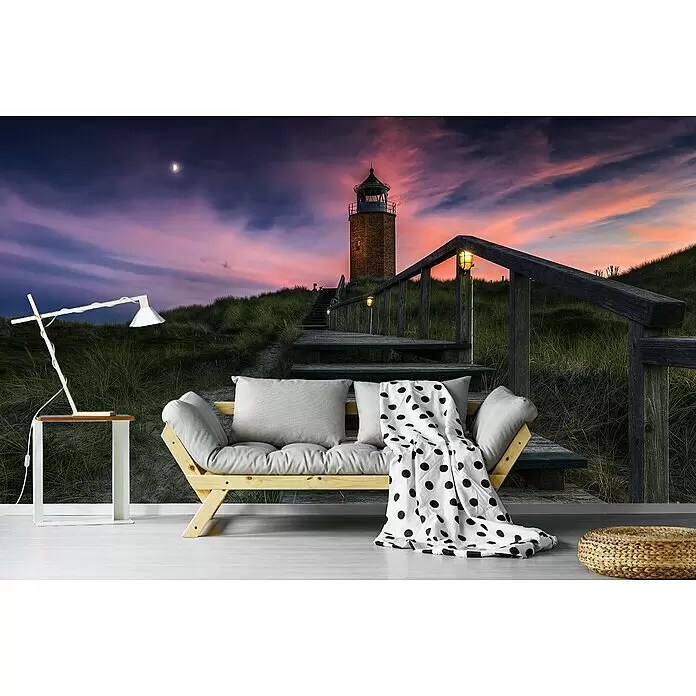 Papermoon Premium collection Fototapete Weg zum Leuchtturm - B x H: 250 x 186 cm, Vlies - Dekoratives Wandbild: Leuchtturm auf einer Düne mit Holzweg unter Abendhimmel, schafft eine malerische Kulisse.