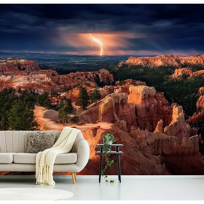 Papermoon Premium collection Fototapete Blitz Bryce Canyon - B x H: 400 x 260 cm, Vlies - Wohnzimmer mit Sofa, Beistelltisch und einer Wandtapete, die eine dramatische Landschaft mit Blitzen zeigt.
