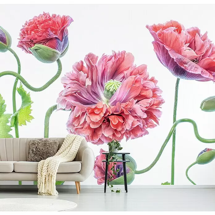 Papermoon Premium collection Fototapete Schick - B x H: 500 x 280 cm, Vlies - Ein beiges Sofa mit Plüschkissen und Strickdecke in einem stilvollen Wohnzimmer mit lebendiger Blumenwandtapete.