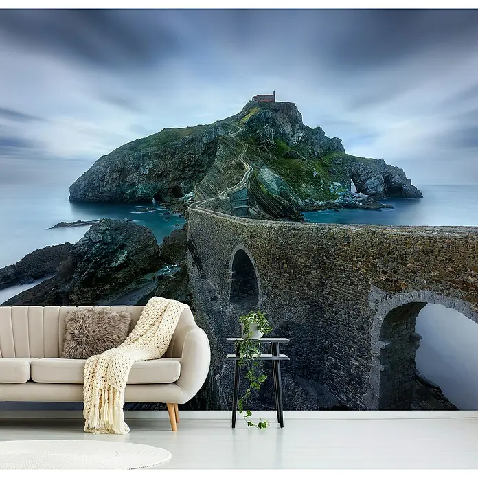 Papermoon Premium collection Fototapete Game of Thrones Dragonstone Island - B x H: 450 x 280 cm, Vlies - Ein elegantes Interieur mit einer Fototapete, die eine Steinbrücke zu einem kleinen Felsen mit Gebäude zeigt.