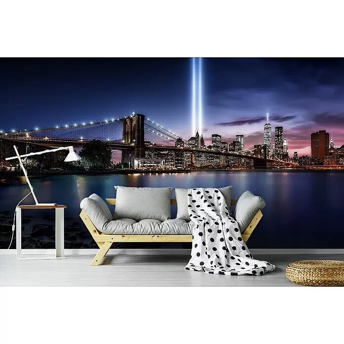 Papermoon Premium collection Fototapete Unvergesslich 9-11. - B x H: 200 x 149 cm, Vlies - Helles, graues Futonsofa mit Holzrahmen und gepunkteter Decke in einem Raum. Beistelltisch und geflochtener Hocker.