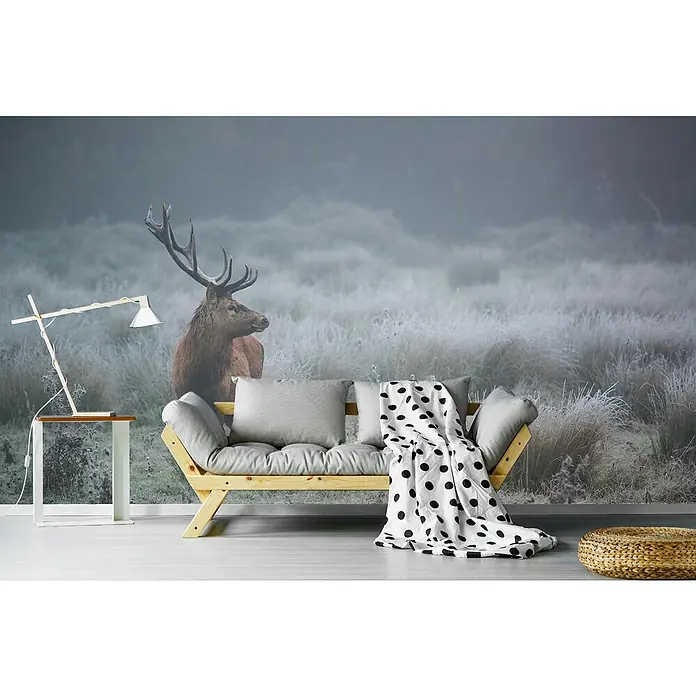 Papermoon Premium collection Fototapete Stolzer Hirsch - B x H: 250 x 186 cm, Vlies - Stilvolle Inneneinrichtung mit einem hölzernen Futon-Sofa, einer Stehlampe und einem dekorativen Wandbild mit einem Hirschmotiv für eine gemütliche Atmosphäre.