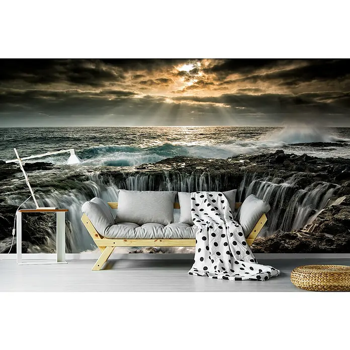 Papermoon Premium collection Fototapete Genesis - B x H: 450 x 280 cm, Vlies - Moderne Wandtapete mit Küstenlandschaft, die mit Sofa, Tagesdecke und Lampe ein gemütliches Ambiente schafft. Ideal für Wohn- und Schlafzimmer.