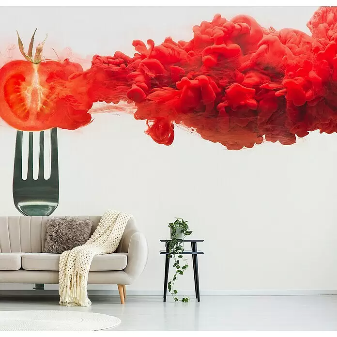 Papermoon Premium collection Fototapete Zerfallene Tomate - B x H: 350 x 260 cm, Vlies - Großes Wandtattoo mit Tomatenhälfte auf Gabel und roter Tinte, über einem beigefarbenen Sofa in einem modernen Wohnzimmer.