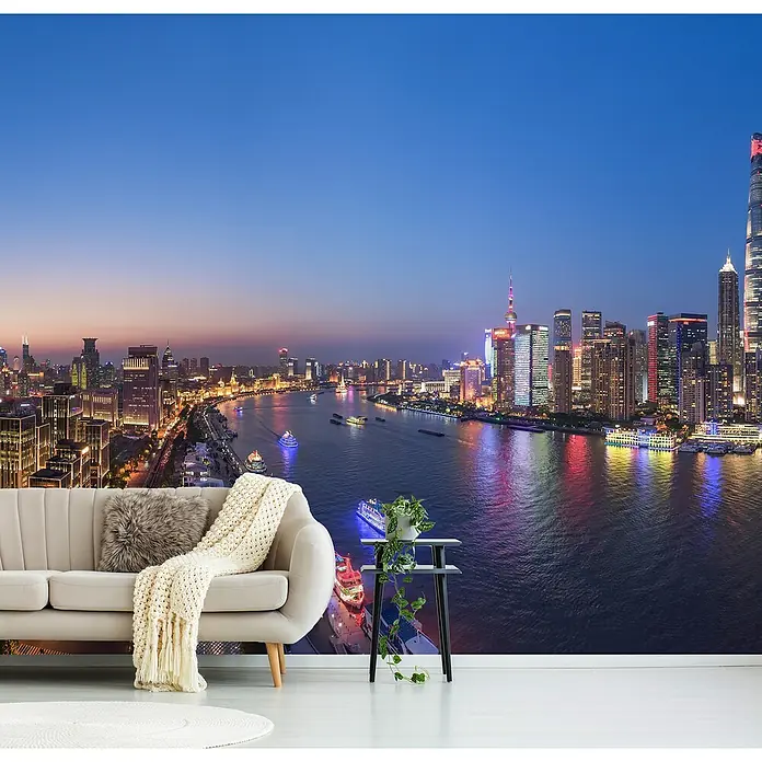 Papermoon Premium collection Fototapete Blaue Stunde Shanghai - B x H: 250 x 186 cm, Vlies - Wandbild mit einer Skyline von Shanghai bei Nacht, mit Sofa und Beistelltisch im Vordergrund.