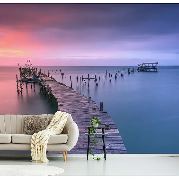 Papermoon Premium collection Fototapete Carrasqueira - B x H: 500 x 280 cm, Vlies - Blickfang im Raum: Eine Fototapete mit einem langen Holzsteg, der ins Wasser führt und eine ruhige, friedliche Atmosphäre schafft.
