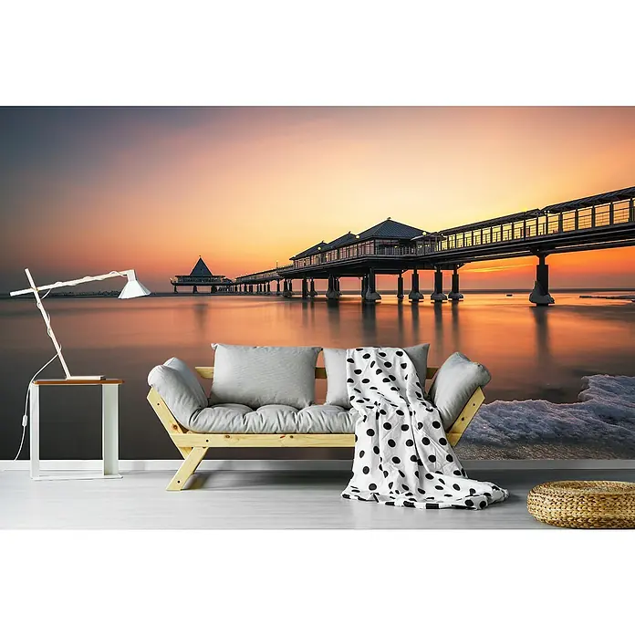 Papermoon Premium collection Fototapete Eiszeit - B x H: 250 x 186 cm, Vlies - Wandbild mit einer malerischen Seebrücke bei Sonnenuntergang, die eine entspannende Atmosphäre im Raum schafft. Ideal für Wohn- oder Schlafzimmer.